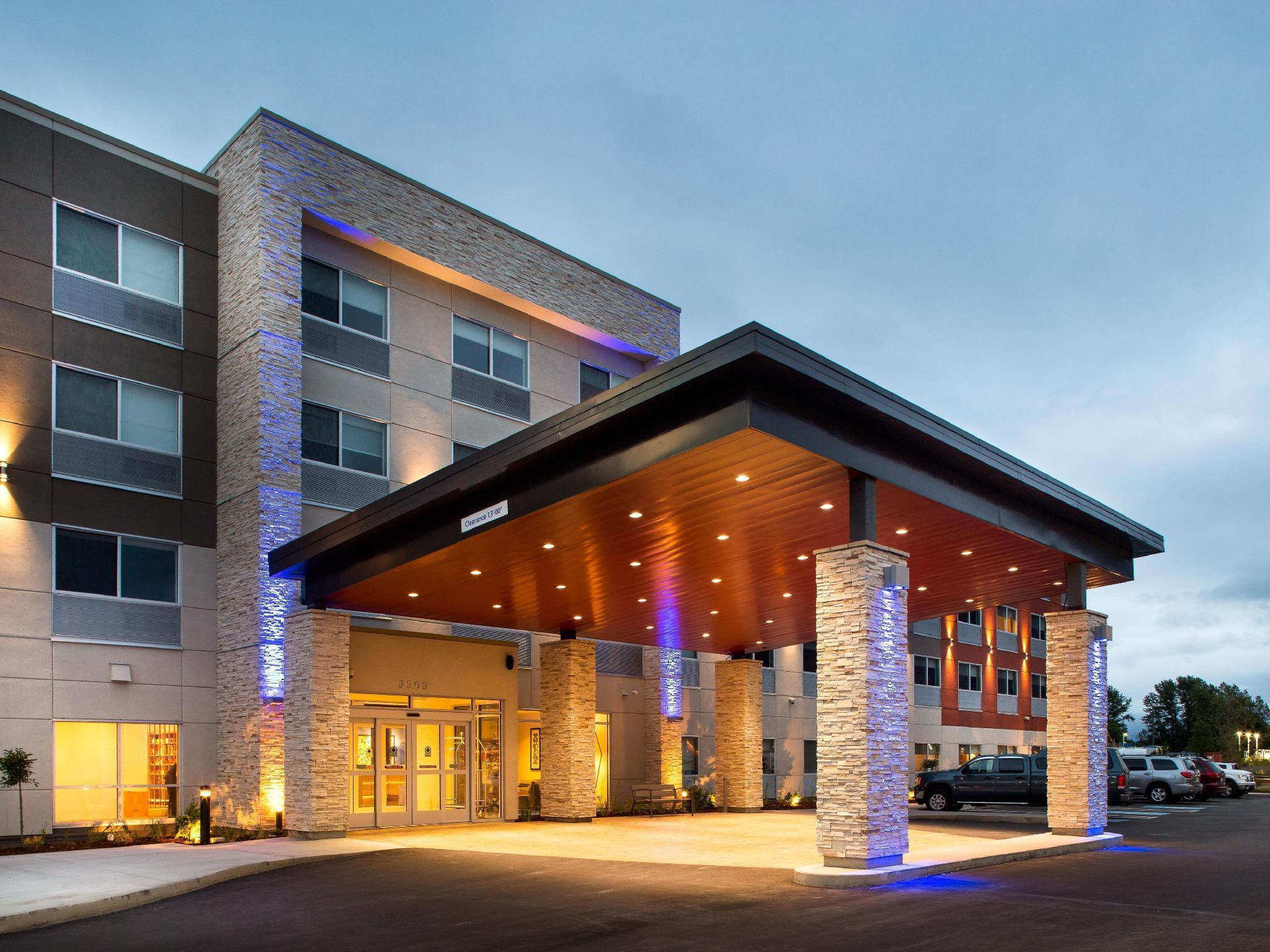 Holiday Inn Express & Suites Terrace By Ihg Ngoại thất bức ảnh