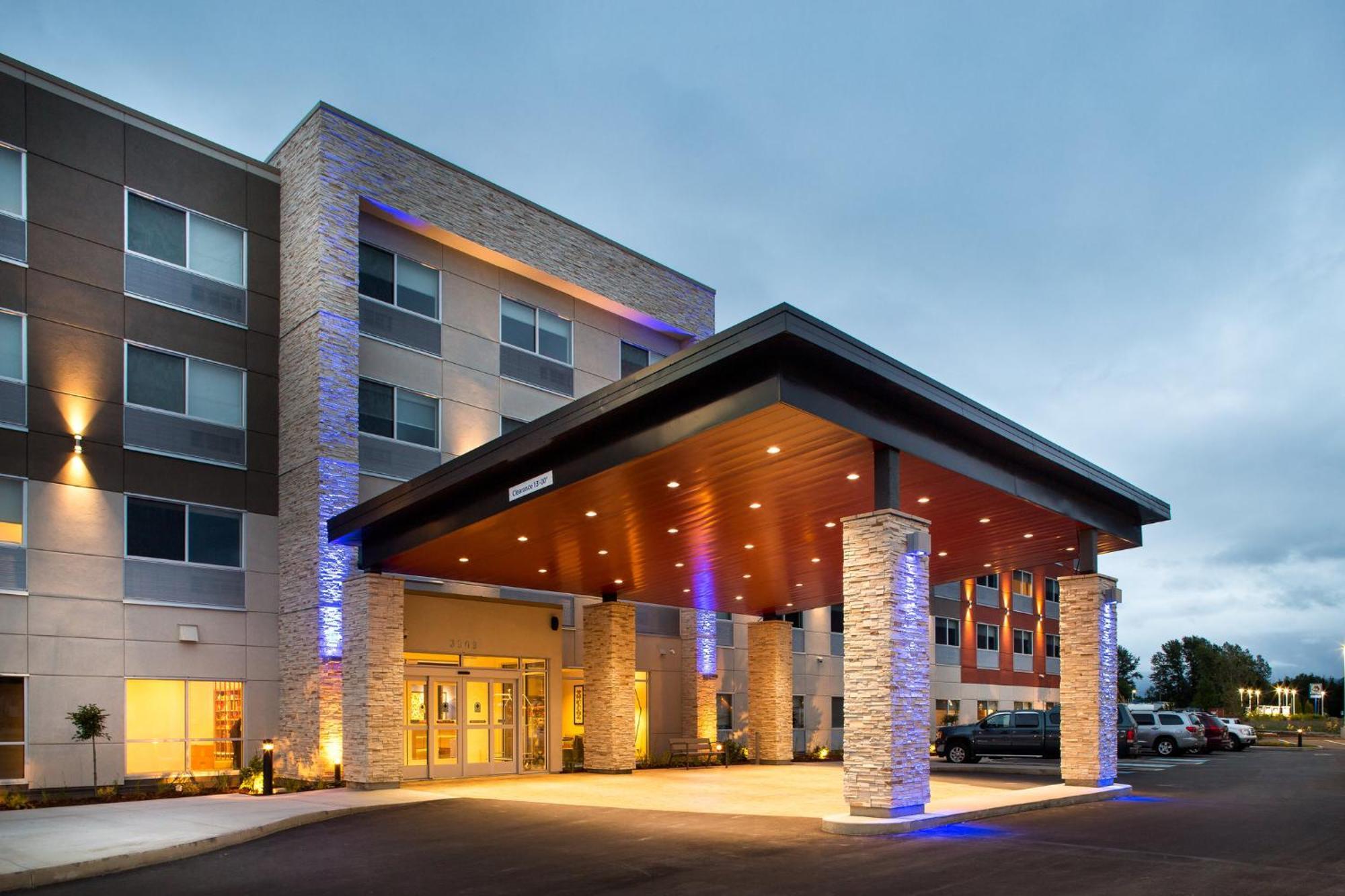 Holiday Inn Express & Suites Terrace By Ihg Ngoại thất bức ảnh